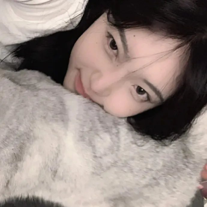 背后的她,眼前的我